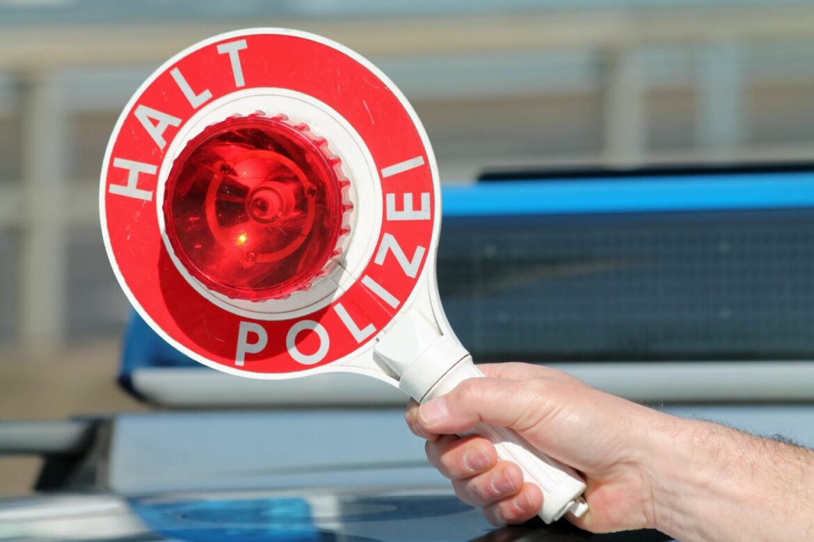 Polizeikelle mit rotem Licht und Aufschrift 'Halt Polizei'.