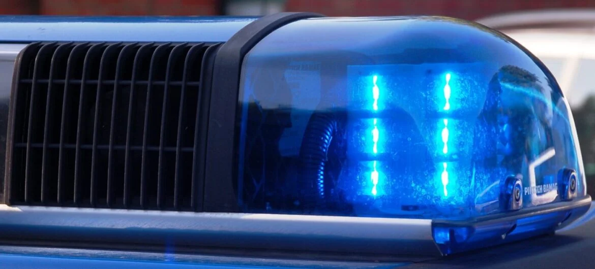 Nahaufnahme eines blauen Polizeilichts auf einem Fahrzeug