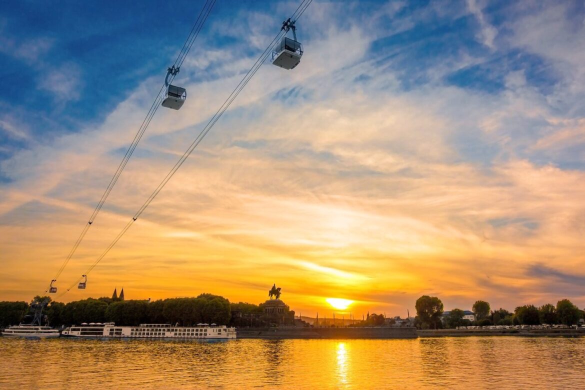 Seilbahn über dem Rhein bei Sonnenuntergang in Koblenz