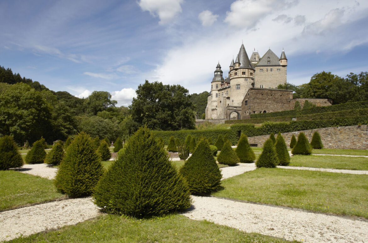Historisches Schloss mit Garten im Vordergrund