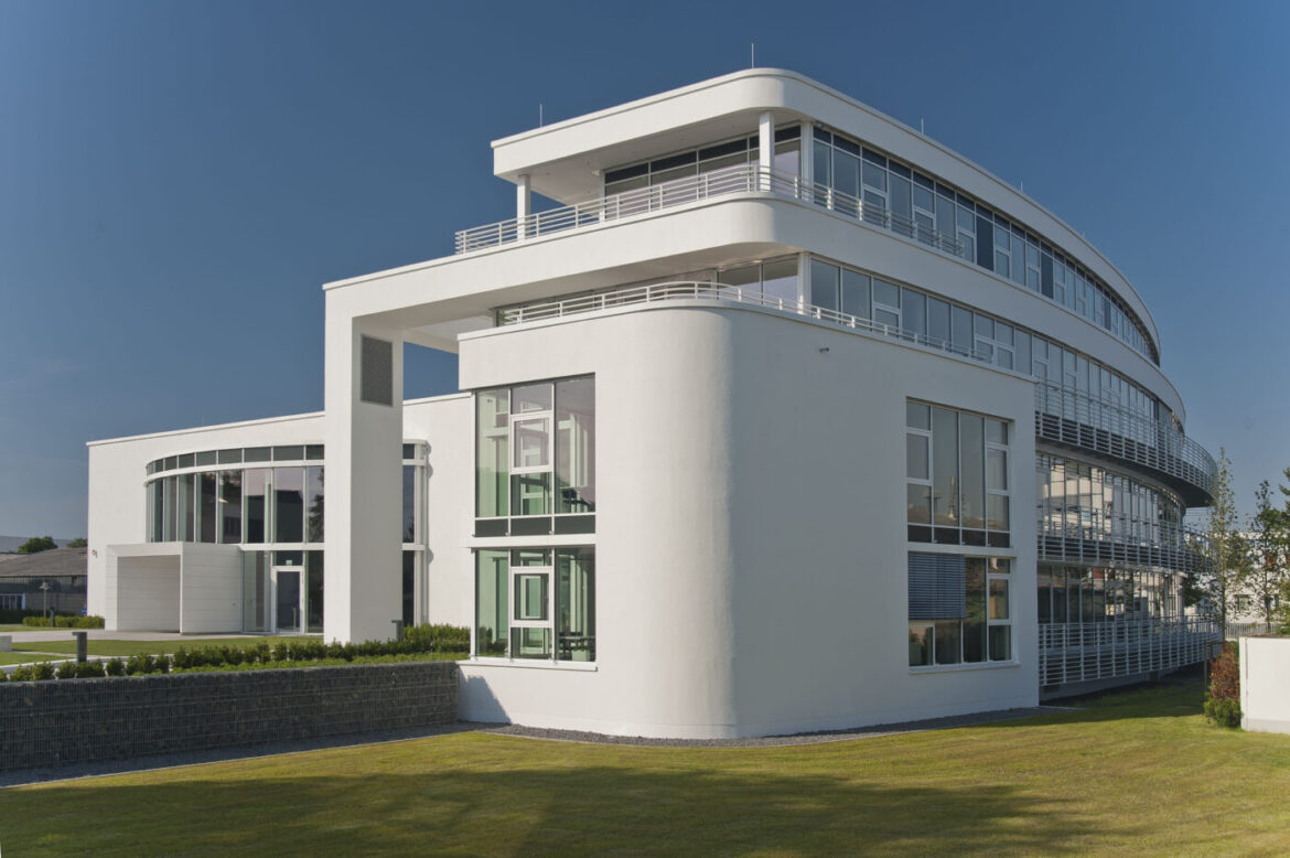 Moderne Architektur der CGM-Konzernzentrale im Sonnenschein