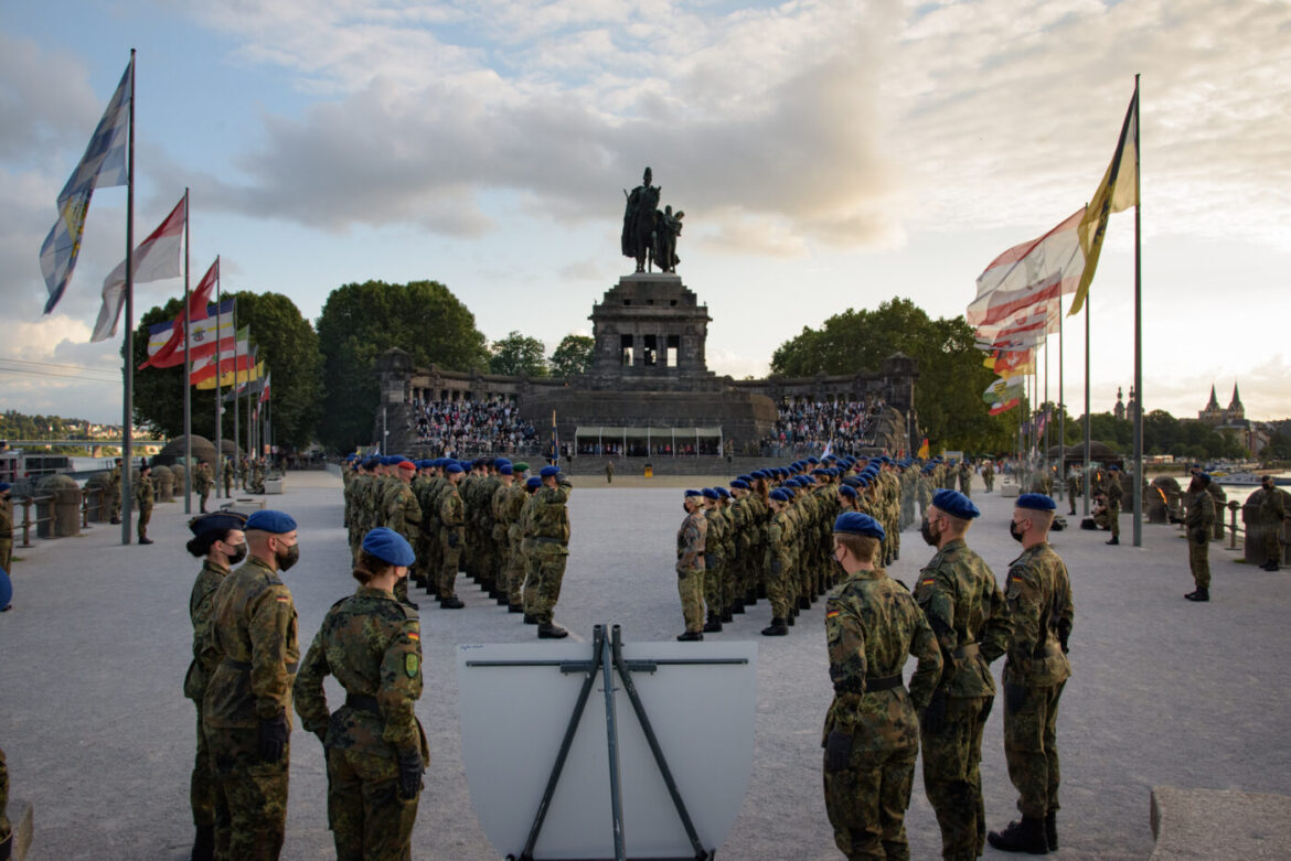 Soldaten bei einer Zeremonie am Deutschen Eck in Koblenz.
