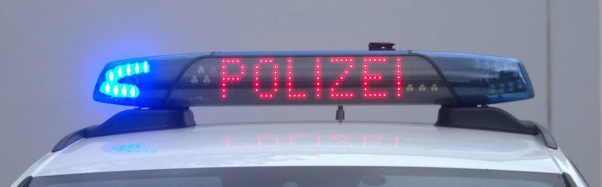 Polizeiauto mit eingeschaltetem Blaulicht