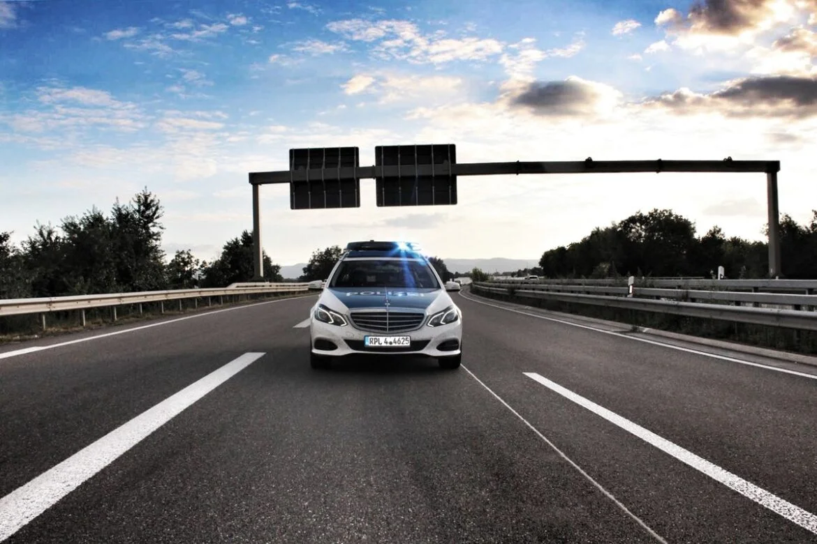 Polizeiauto auf der Autobahn bei Sonnenuntergang