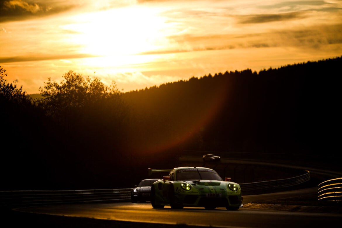 Rennwagen bei Sonnenuntergang auf der Rennstrecke