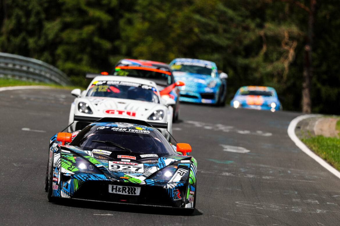 Rennwagen auf der Rennstrecke während eines VLN-Rennens.