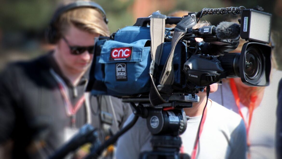 Kameramann mit professioneller Kamera bei der Arbeit