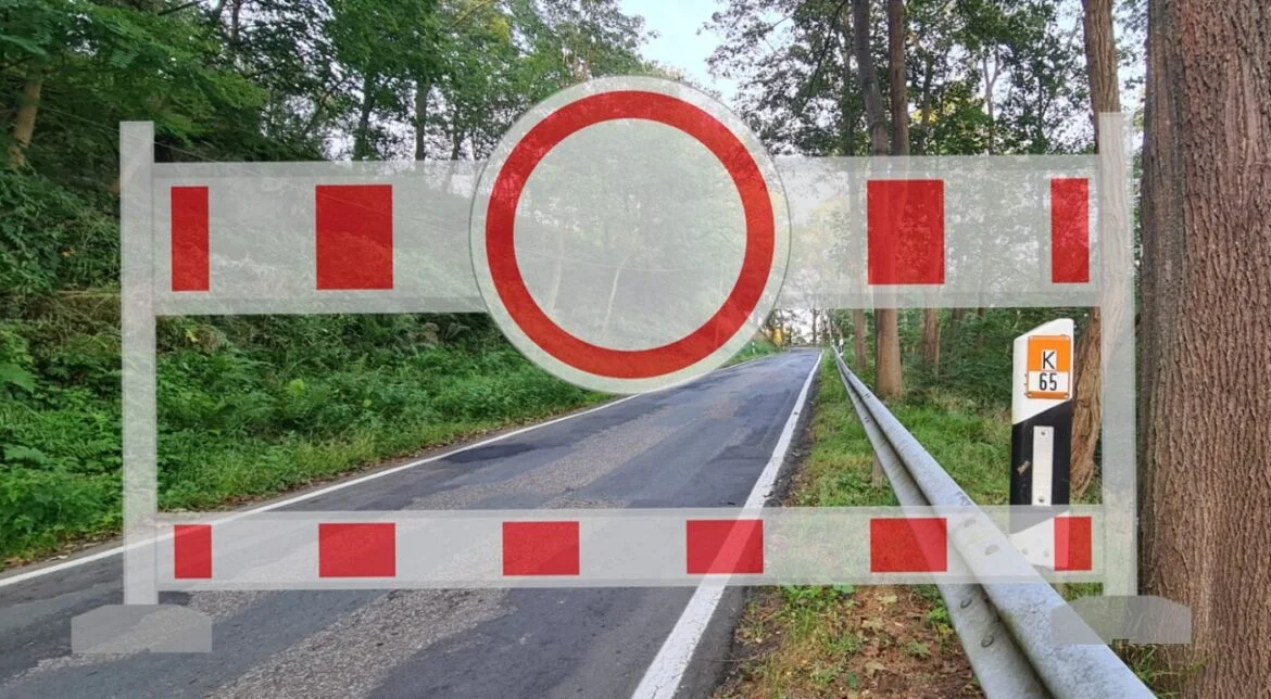 Straßensperre auf einer Landstraße im Wald