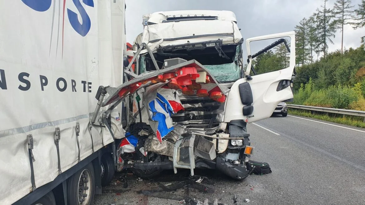 Unfall zwischen zwei Lastwagen auf der Autobahn.