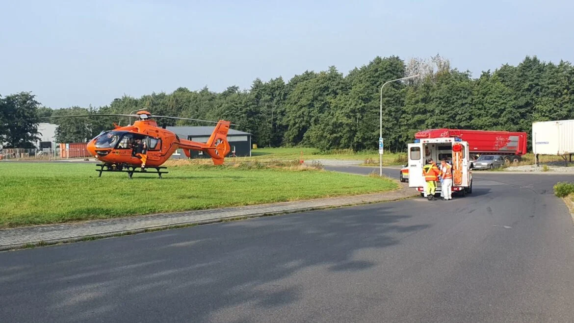 Rettungshubschrauber und Krankenwagen auf einer Wiese.