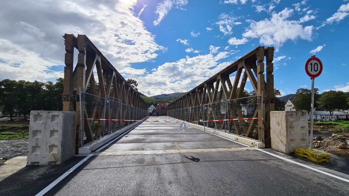 Temporäre Brücke mit Geschwindigkeitsbegrenzungsschild bei sonnigem Wetter.