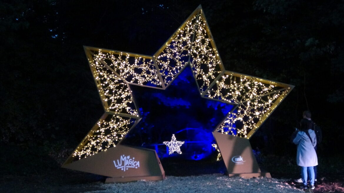 Leuchtender Sternbogen im Dunkeln mit Lichterketten