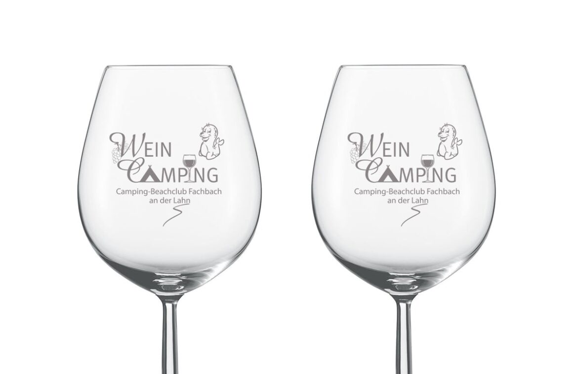 Zwei Weingläser mit Aufschrift 'Wein Camping'.