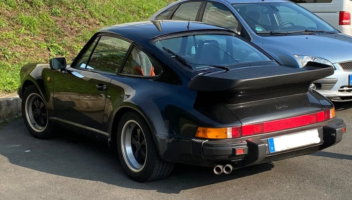 Schwarzer Porsche 911 Turbo auf einem Parkplatz