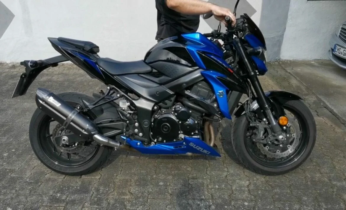 Blau-schwarzes Suzuki GSX-S750 Motorrad von der Seite