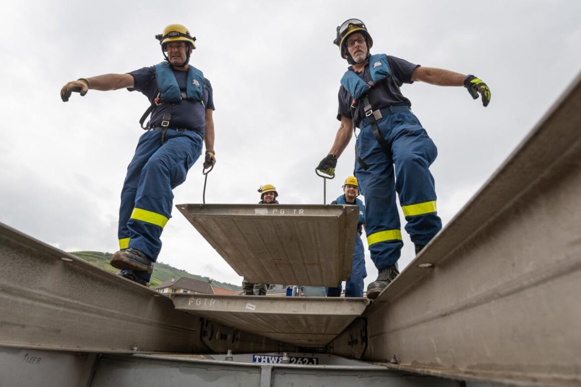 THW-Mitarbeiter bauen eine Brücke auf.