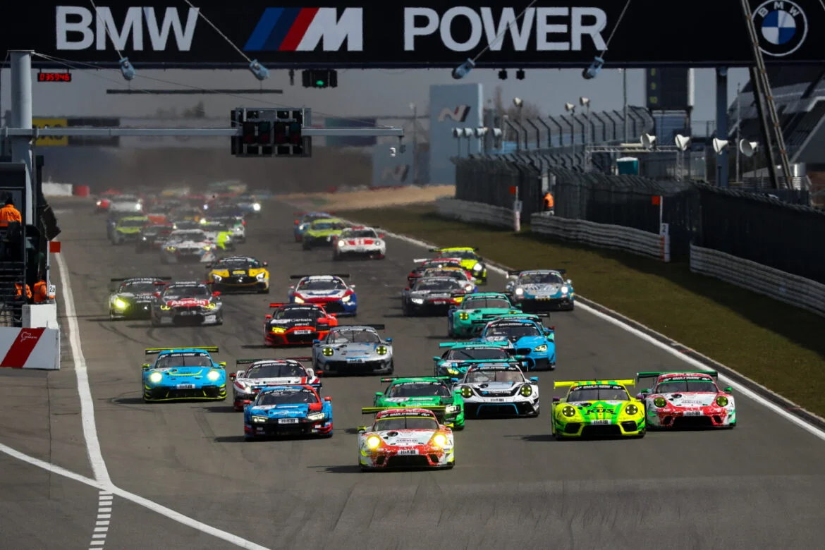 Rennwagen starten auf der Rennstrecke unter BMW M Power Banner