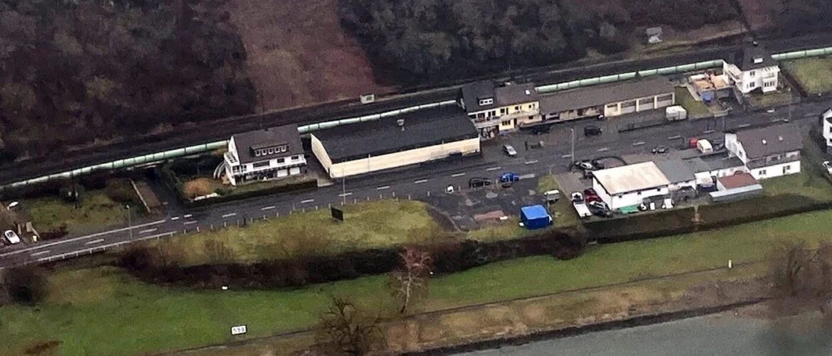 Luftaufnahme der Wellmicher Straße mit Gebäuden und Straße