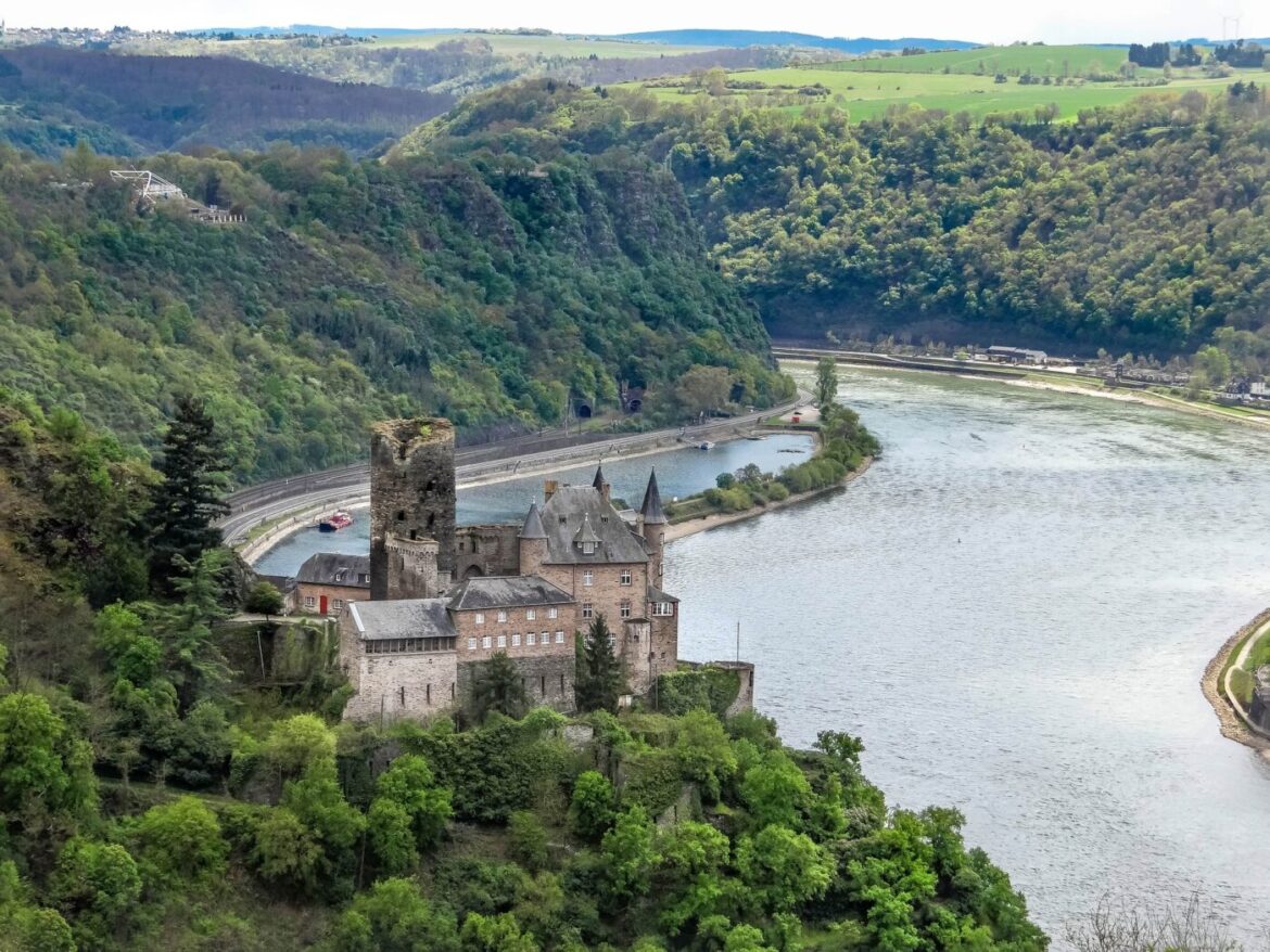 Burg Katz am Rhein mit umliegender Landschaft