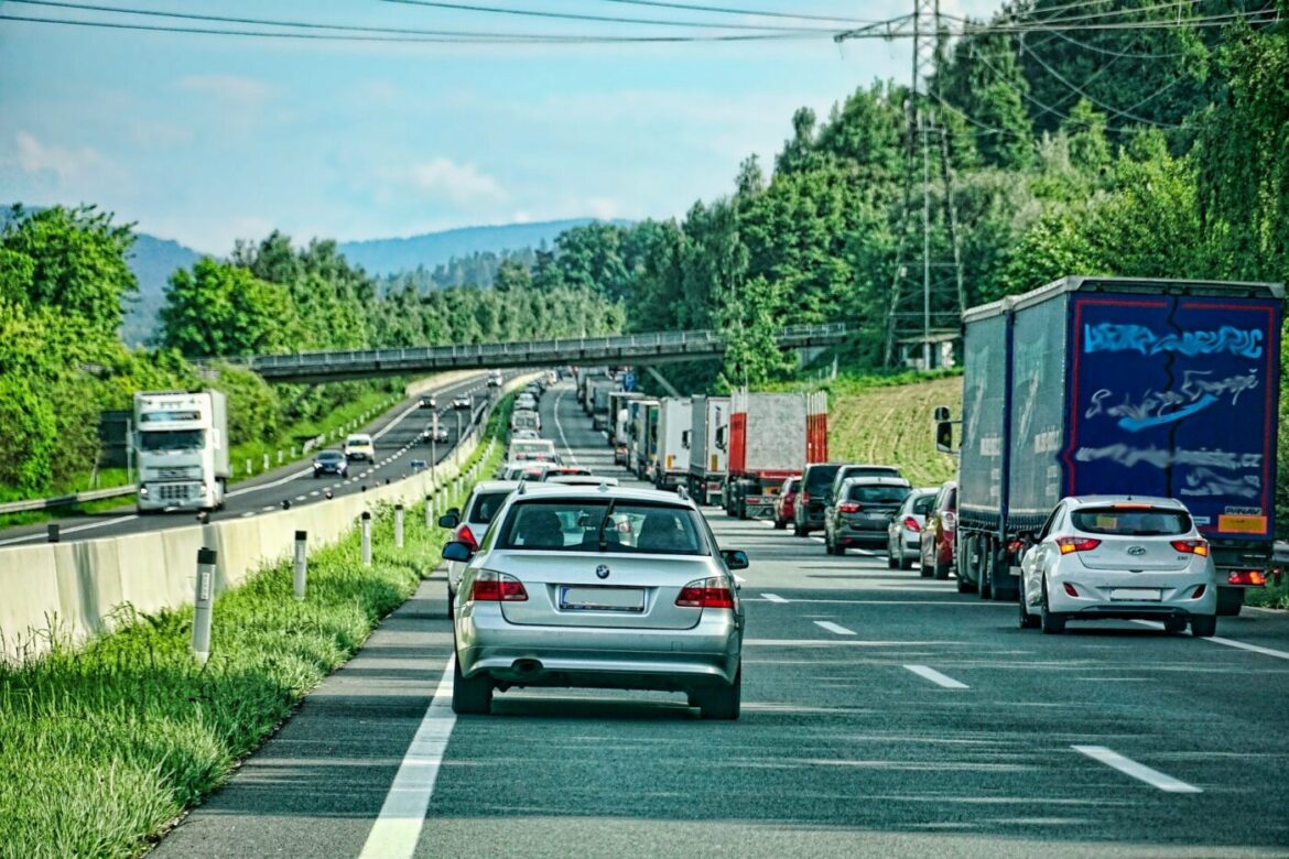 Stau auf einer Autobahn mit vielen Autos und Lastwagen