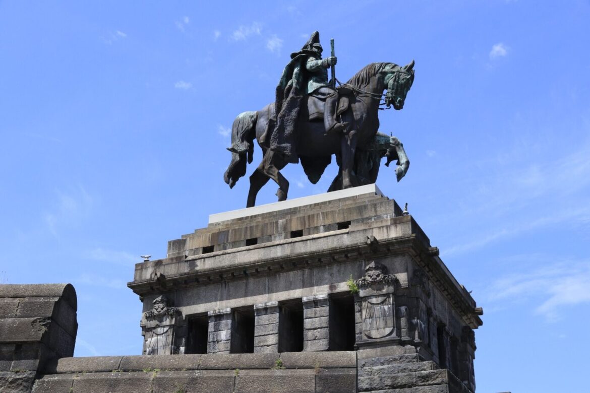 Reiterstatue auf einem steinernen Sockel unter blauem Himmel
