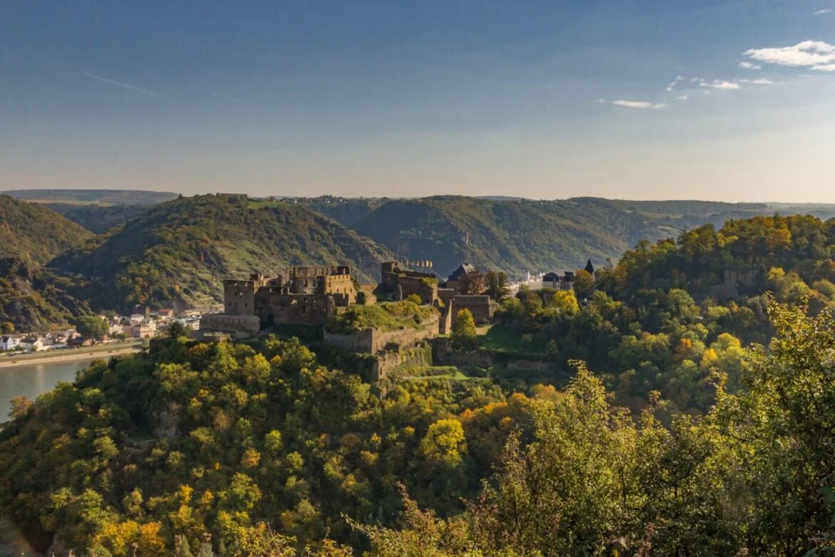 Burg Rheinfels auf einem Hügel mit Fluss im Hintergrund