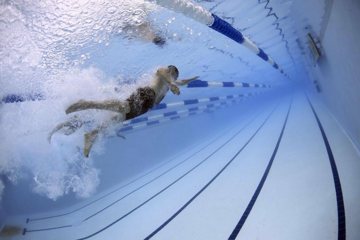 Schwimmer unter Wasser im Wettkampf