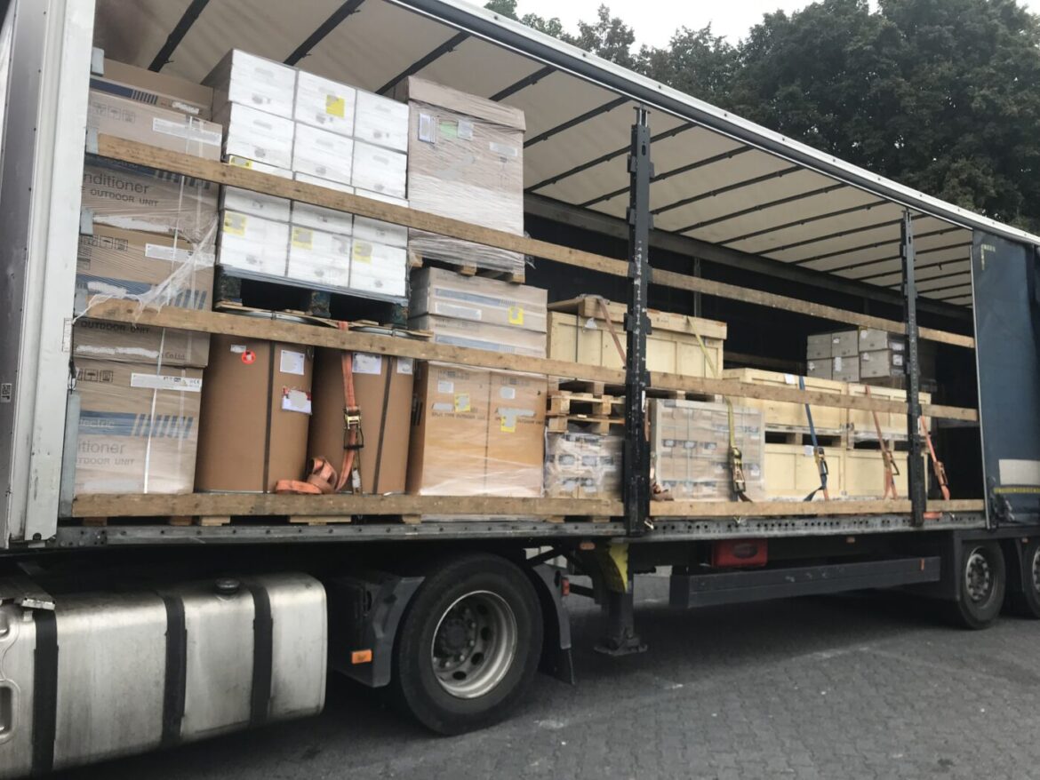 Offener LKW mit ungesicherter Ladung auf einer Straße