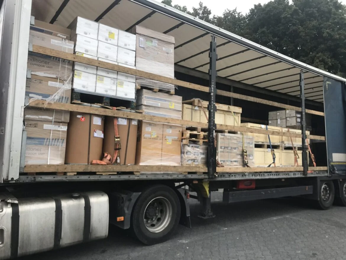 Offener LKW mit ungesicherter Ladung auf einer Straße