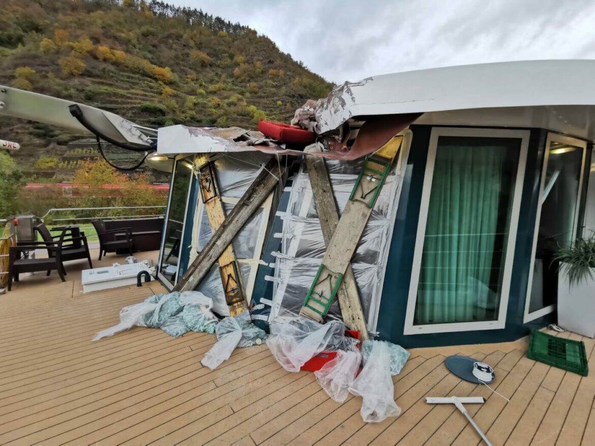 Beschädigtes Gebäude mit provisorischen Stützen auf einer Terrasse.