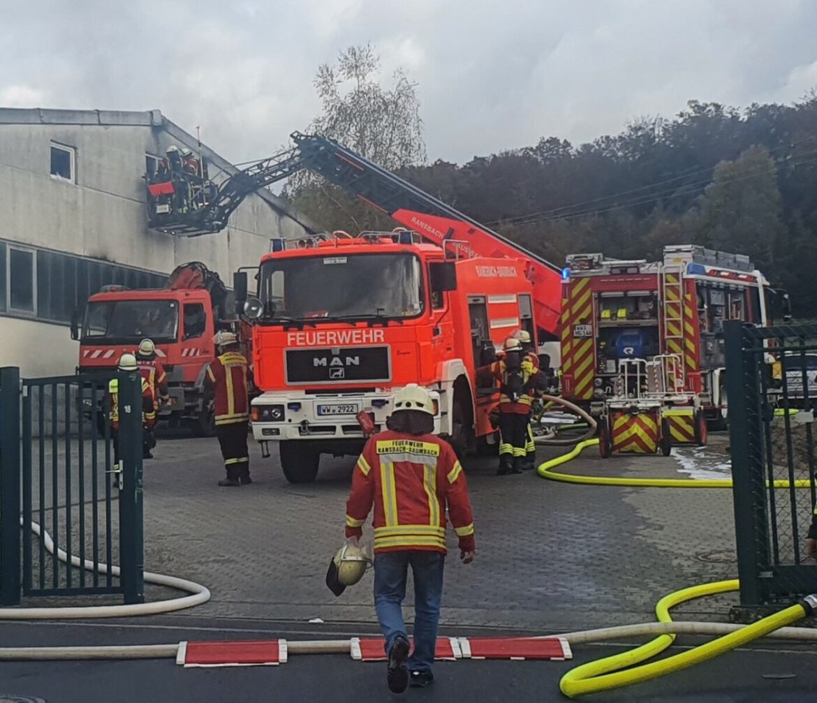 Feuerwehrleute bekämpfen Brand in einem Industriegebäude.