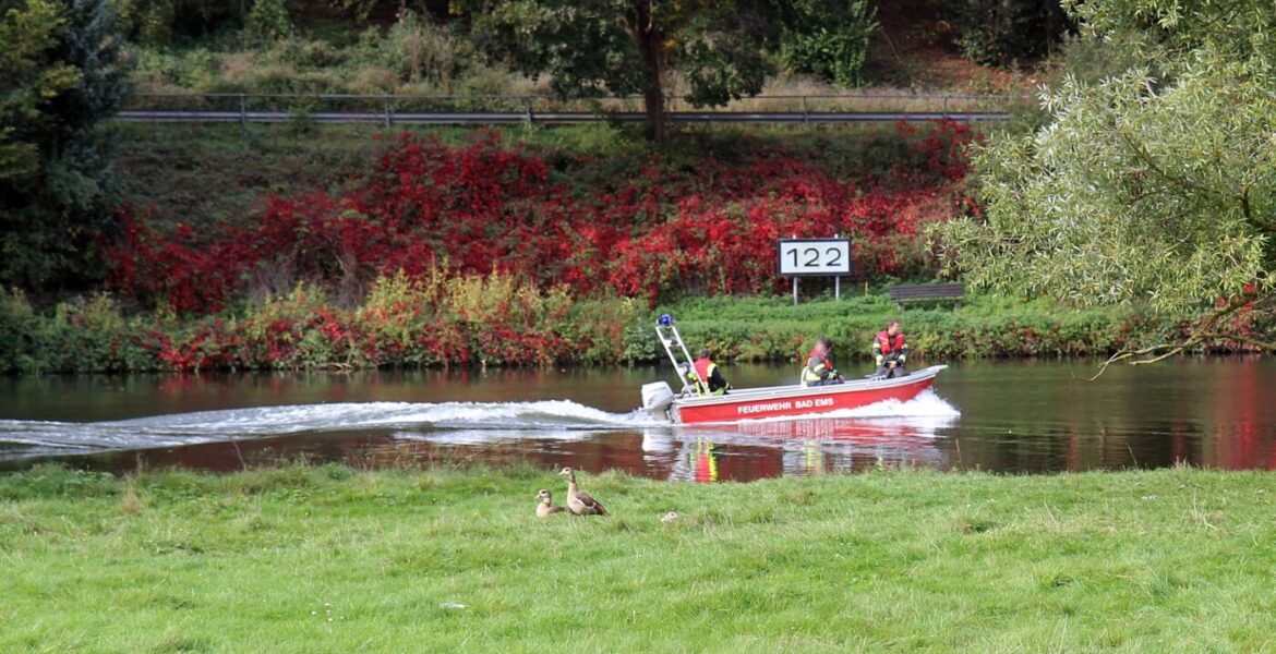 Rettungsboot auf einem Fluss mit Feuerwehrleuten