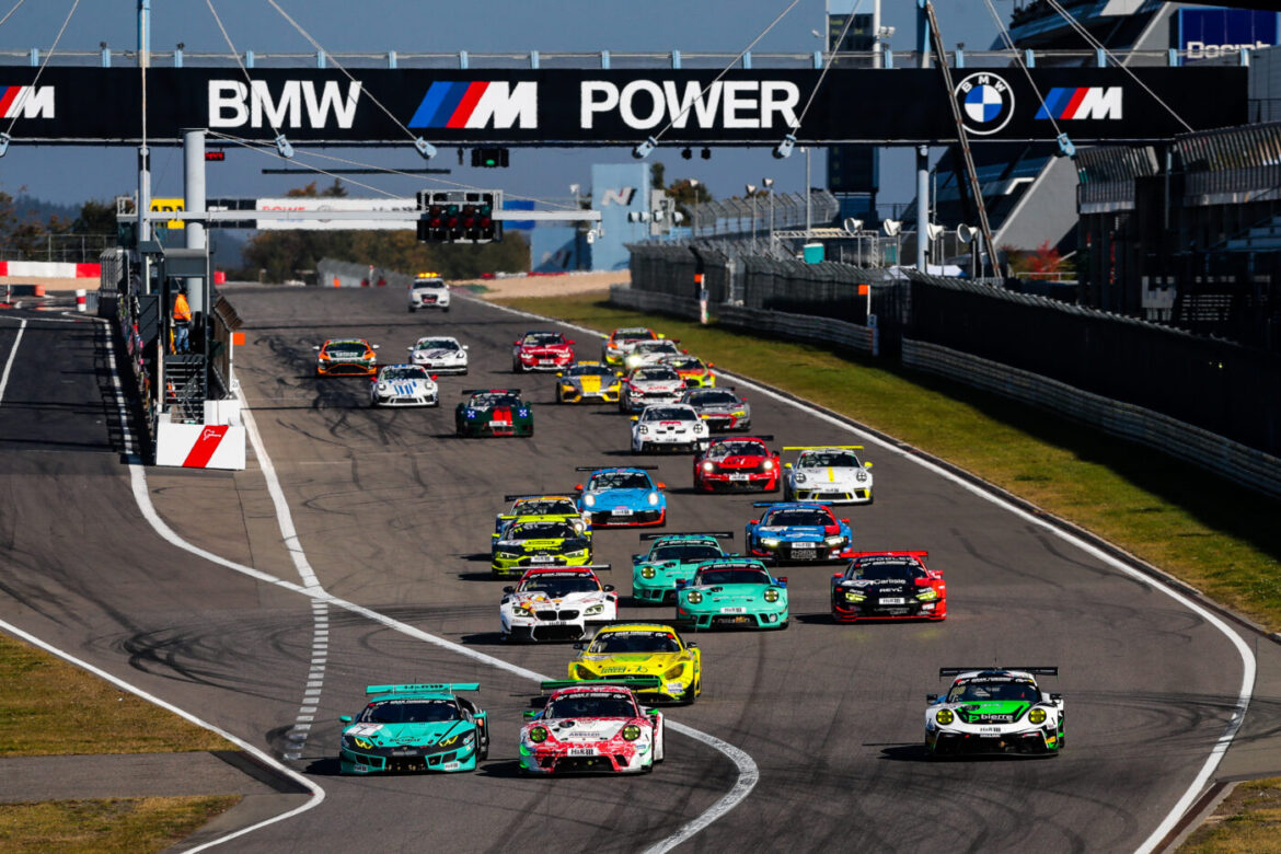 Rennwagen auf der Rennstrecke bei einem Motorsport-Event.