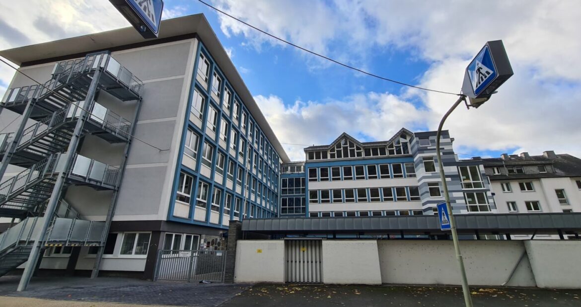 Mehrstöckiges Gebäude mit blauem Himmel im Hintergrund.