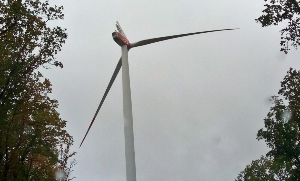 Windkraftanlage bei bewölktem Himmel