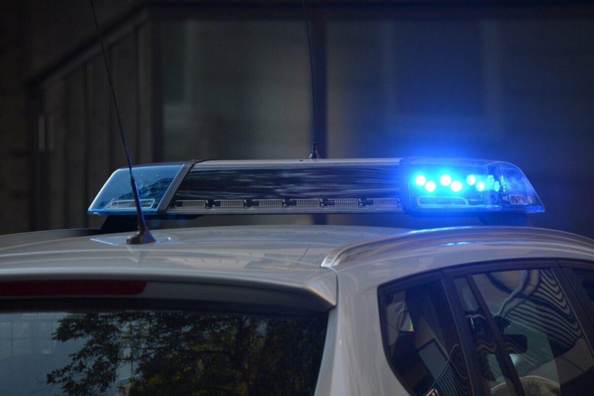 Polizeiauto mit eingeschaltetem Blaulicht
