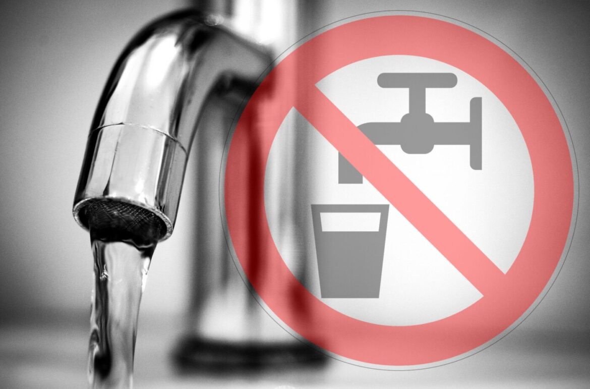 Wasserhahn mit Verbotsschild, kein Trinkwasser.