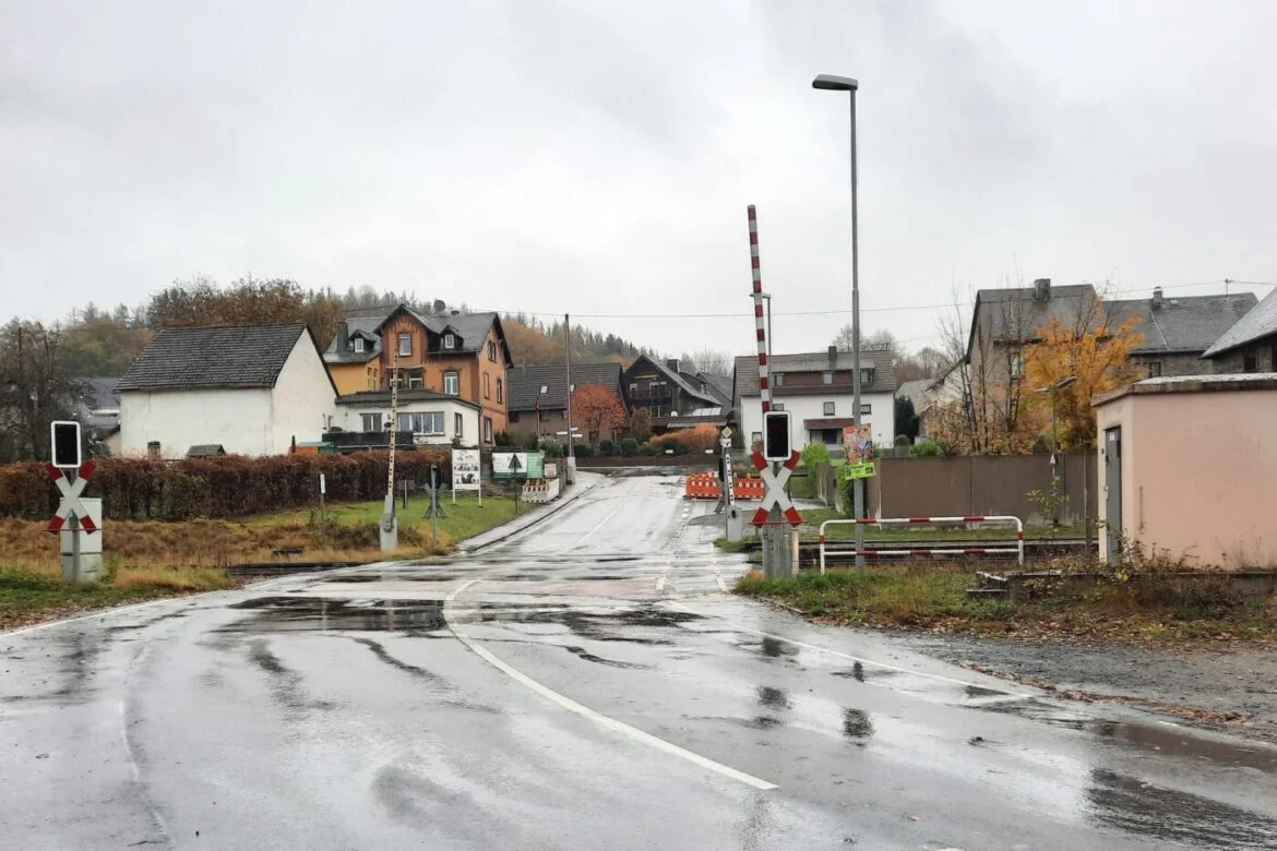 Bahnübergang in einer ländlichen Gegend bei Regenwetter.