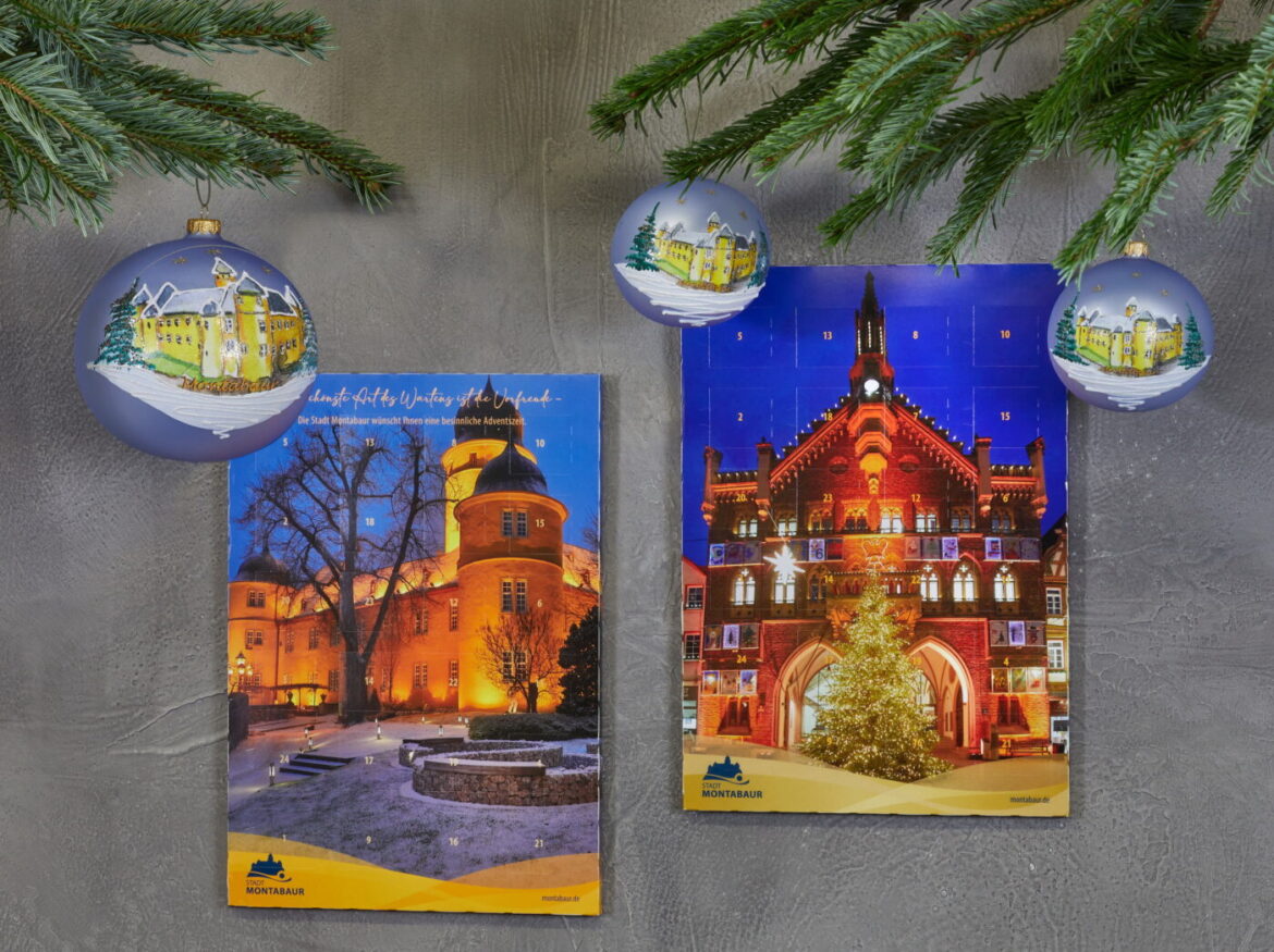 Zwei Adventskalender mit festlichen Gebäudemotiven und Weihnachtskugeln.