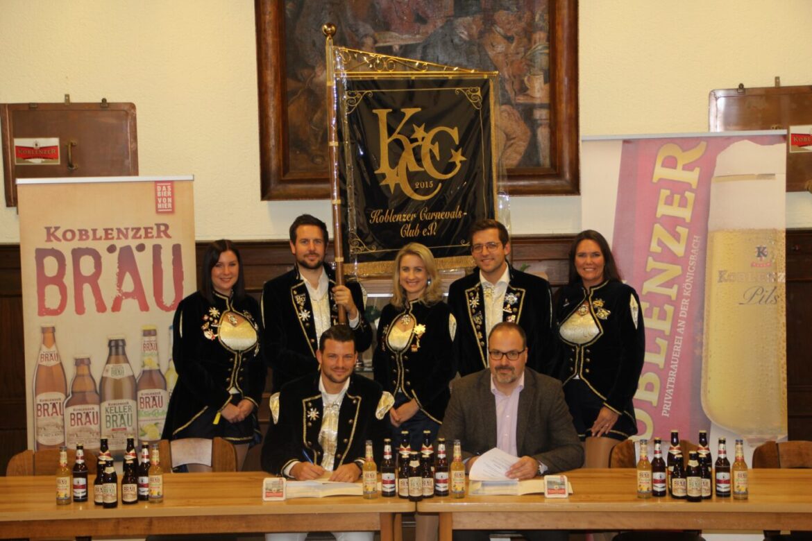 Gruppenfoto mit Mitgliedern des Koblenzer Karnevals-Clubs und Bierflaschen.