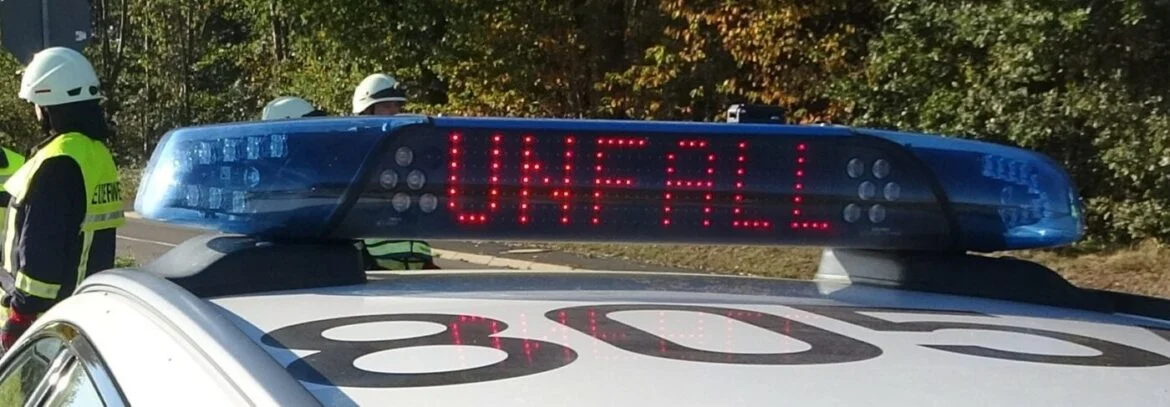 Polizeiauto mit Unfallwarnung auf der Straße
