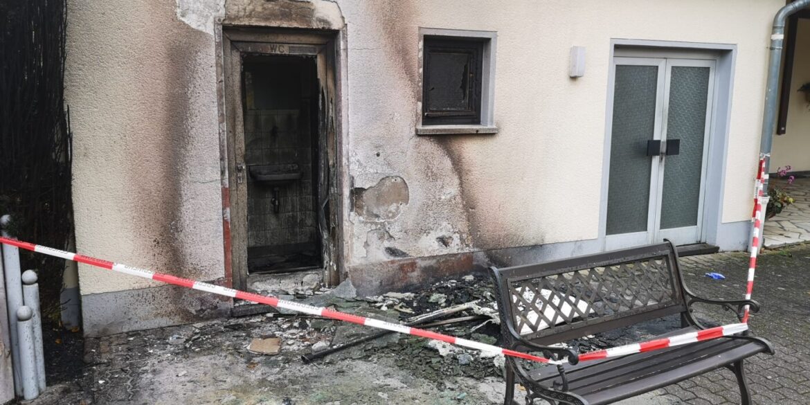 Verbrannte Hausfassade mit Absperrband