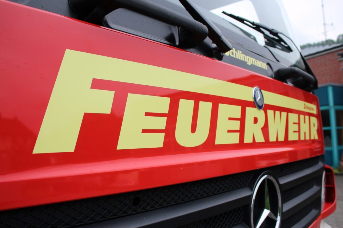 Nahaufnahme eines Feuerwehrautos mit dem Schriftzug 'Feuerwehr'.
