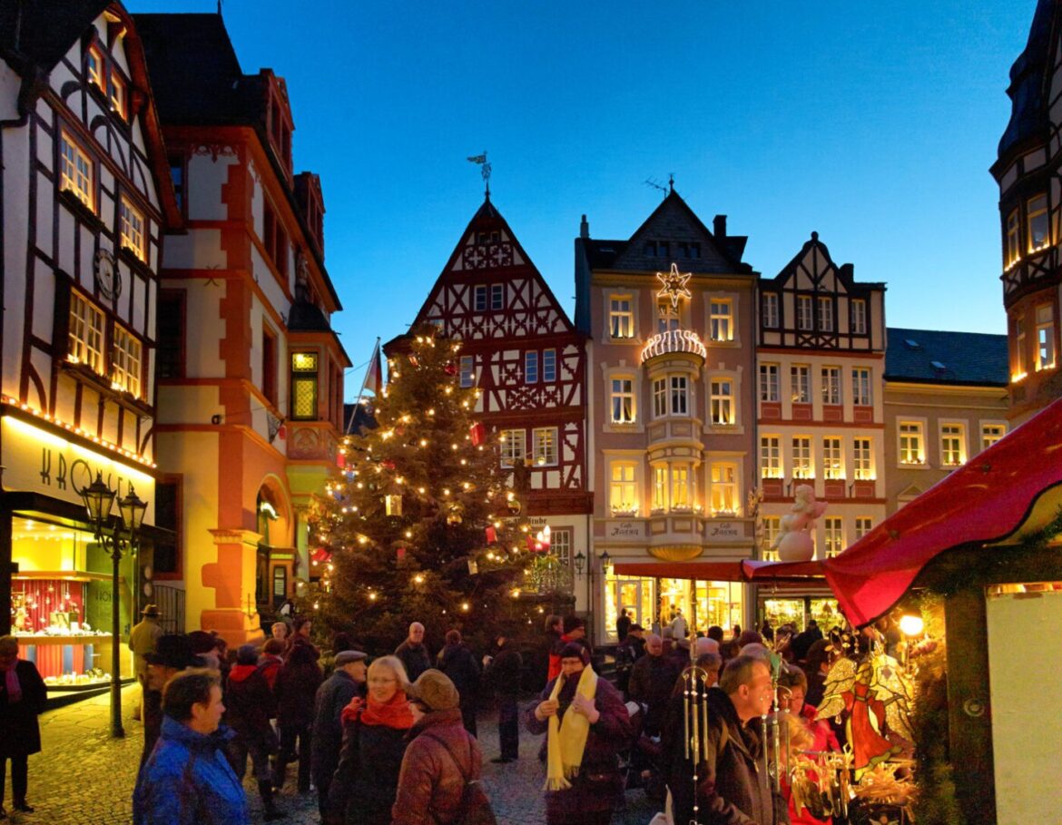 Weihnachtsmarkt in Bernkastel-Kues mit festlich beleuchteten Fachwerkhäusern.
