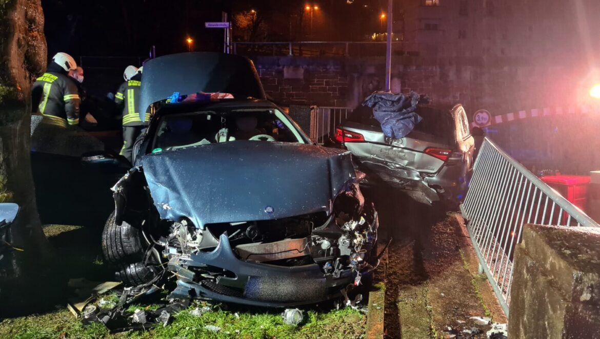 Zwei beschädigte Autos nach einem Unfall bei Nacht.