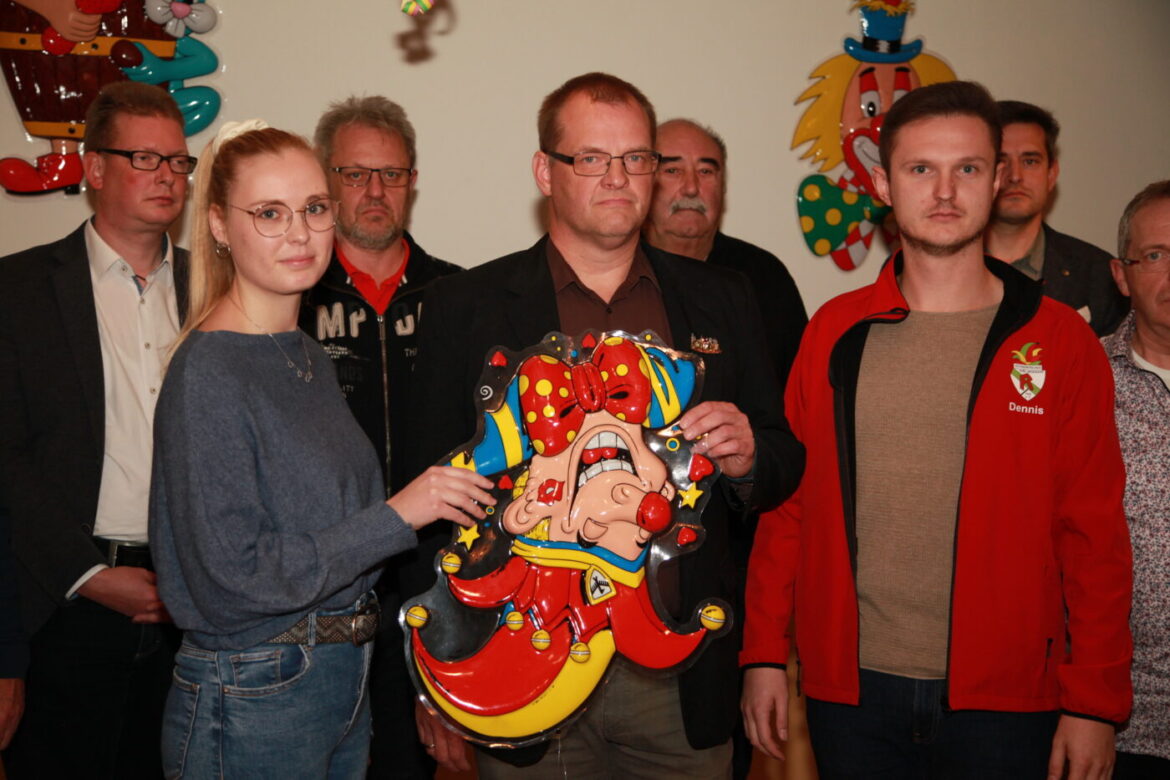 Gruppe von Menschen mit Karnevalsdekoration.