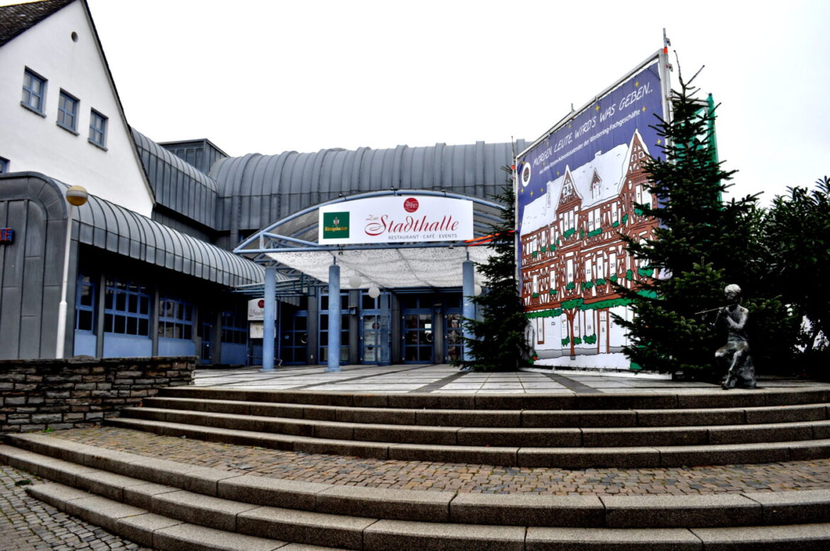Eingang zur Stadthalle mit Corona-Testzentrum und Weihnachtsdekoration.