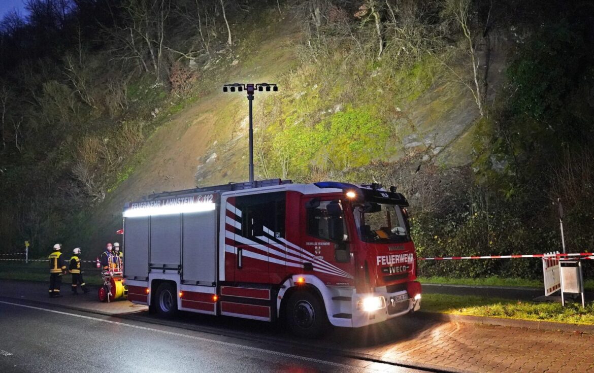 Feuerwehrauto bei nächtlichem Einsatz an einem Hang.