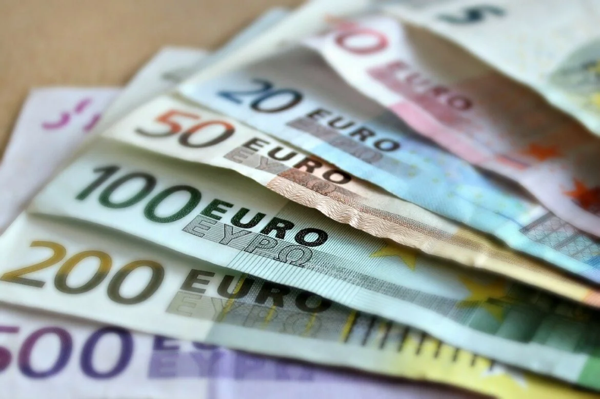 Verschiedene Euro-Banknoten in einer Reihe