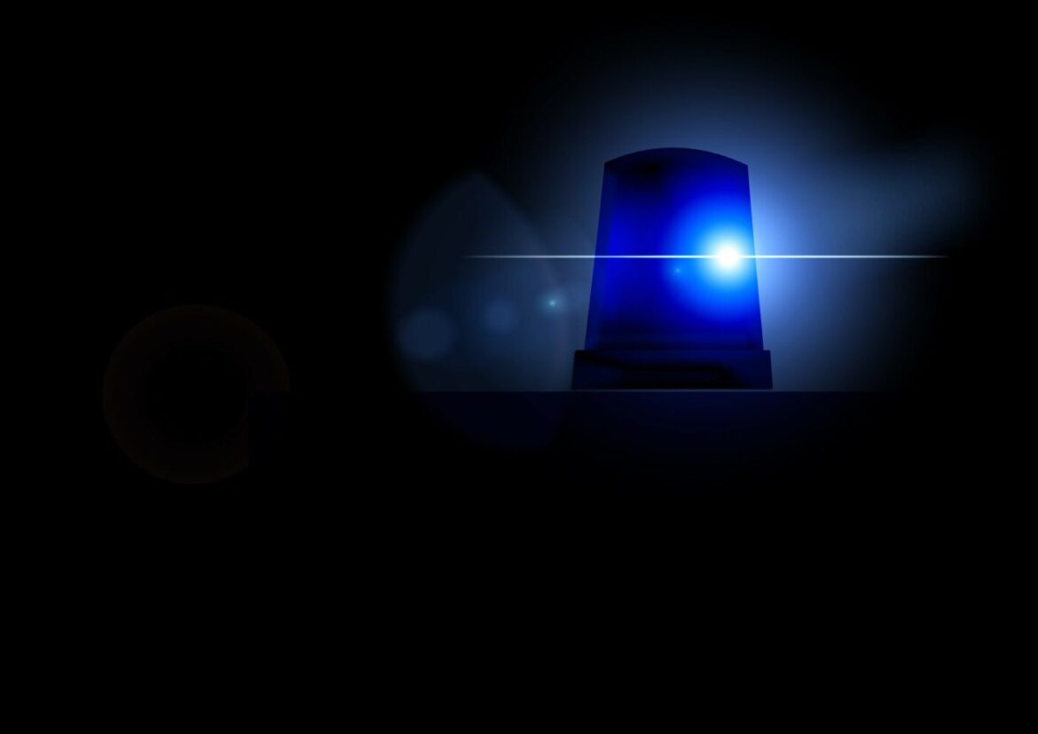 Blaues Licht eines Polizeiautos bei Nacht
